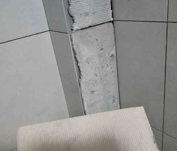 康定瓷砖空鼓维修公司分享下厨房瓷砖脱落的补救措施。